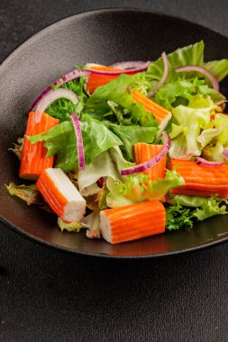 Yengeç salatası yeşil salata sağlıklı yemek aperatifi taze gurme yemek masası kırsal yemek üst görünüm fotokopi alanı keto ve paleo diyeti.