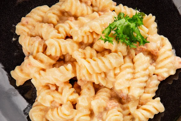 Carbonara makarna fusilli krem soslu ana yemek İtalyan mutfağı lezzetli aperatif lezzetli gurme yemek arka planı masa rustik gıda üst görünümü fotokopi alanı üzerinde