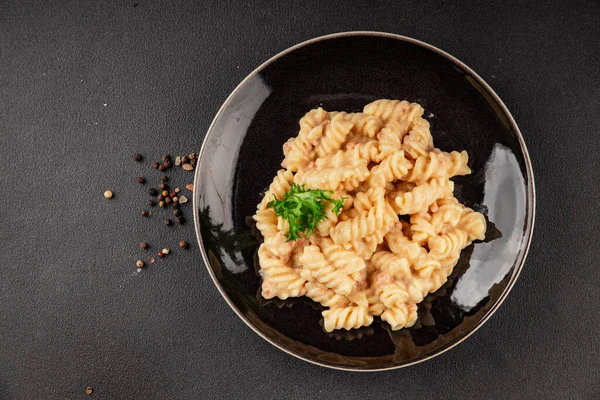 Carbonara makarna fusilli krem soslu ana yemek İtalyan mutfağı lezzetli aperatif lezzetli gurme yemek arka planı masa rustik gıda üst görünümü fotokopi alanı üzerinde