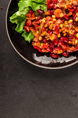 Meksika salatası ton balığı, kırmızı fasulye, mısır, biber, sebze yağı, sebze yağı, deniz ürünleri sağlıklı yemek ana yemek aperatifler taze lezzetli yemek masa arkası yemekleri üst manzara fotokopi alanı keto ve paleo diyeti vejetaryen yemekleri