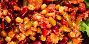 Meksika salatası ton balığı, kırmızı fasulye, mısır, biber, sebze yağı, sebze yağı, deniz ürünleri sağlıklı yemek ana yemek aperatifler taze lezzetli yemek masa arkası yemekleri üst manzara fotokopi alanı keto ve paleo diyeti vejetaryen yemekleri