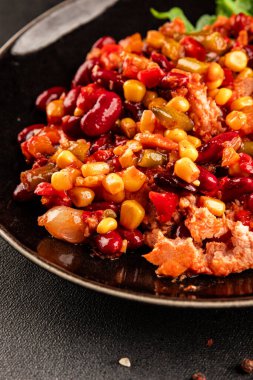 Meksika salatası ton balığı, kırmızı fasulye, mısır, biber, sebze yağı, sebze yağı, deniz ürünleri sağlıklı yemek ana yemek aperatifler taze lezzetli yemek masa arkası yemekleri üst manzara fotokopi alanı keto ve paleo diyeti vejetaryen yemekleri