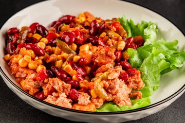 Meksika salatası ton balığı, kırmızı fasulye, mısır, biber, sebze yağı, sebze yağı, deniz ürünleri sağlıklı yemek ana yemek aperatifler taze lezzetli yemek masa arkası yemekleri üst manzara fotokopi alanı keto ve paleo diyeti vejetaryen yemekleri