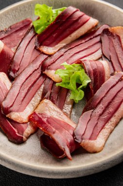 Ördek göğsü dilimleri, tütsülenmiş et, kümes hayvanları, yemekler, lezzetli çerezler, lezzetli gurme yemek arka planı, masa kırsal yiyeceklerin üst görünümü, fotokopi alanı.