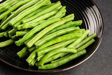Taze taze fasulye taze sebze fasulyesi sağlıklı yemek aperatifi taze lezzetli gurme masası yemek arkaplanı hazırlıyor rustik üst görünüm fotokopi alanı keto ve paleo diyet vejetaryen ve vejetaryen yemekleri.