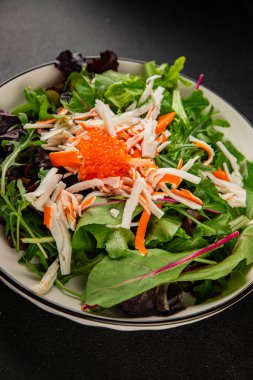 Yengeç eti salatası, kırmızı havyar, yeşil salata sağlıklı yemek karışımı ana yemek ana yemek aperatifi taze lezzetli masa arkaplanı sofra kırsal yemek üst görünüm fotokopi alanı pezeteryan diyeti