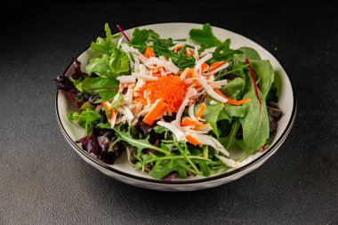 Yengeç eti salatası, kırmızı havyar, yeşil salata sağlıklı yemek karışımı ana yemek ana yemek aperatifi taze lezzetli masa arkaplanı sofra kırsal yemek üst görünüm fotokopi alanı pezeteryan diyeti