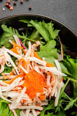 Yengeç eti salatası, kırmızı havyar, yeşil salata sağlıklı yemek karışımı ana yemek ana yemek aperatifi taze lezzetli masa arkaplanı sofra kırsal yemek üst görünüm fotokopi alanı pezeteryan diyeti