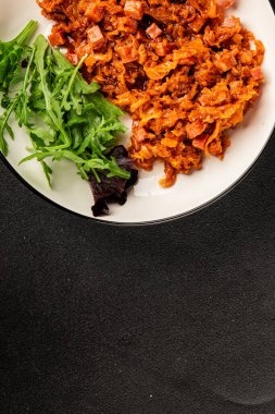 Jambon küp domates soslu haşlanmış lahana, haşlanmış lahana, sebze, sağlıklı yemek ana yemek, aperatif, taze lezzetli masa, gurme yemek arka planı, rustik gıda üst görünüm, fotokopi alanı.