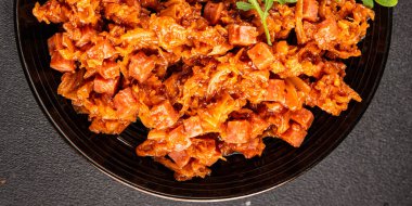 Jambon küp domates soslu haşlanmış lahana, haşlanmış lahana, sebze, sağlıklı yemek ana yemek, aperatif, taze lezzetli masa, gurme yemek arka planı, rustik gıda üst görünüm, fotokopi alanı.