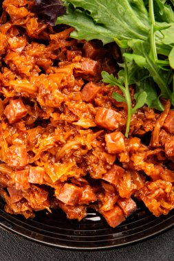 Jambon küp domates soslu haşlanmış lahana, haşlanmış lahana, sebze, sağlıklı yemek ana yemek, aperatif, taze lezzetli masa, gurme yemek arka planı, rustik gıda üst görünüm, fotokopi alanı.