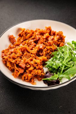 Jambon küp domates soslu haşlanmış lahana, haşlanmış lahana, sebze, sağlıklı yemek ana yemek, aperatif, taze lezzetli masa, gurme yemek arka planı, rustik gıda üst görünüm, fotokopi alanı.