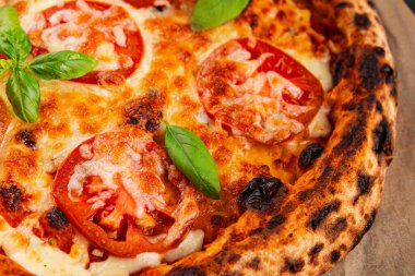 Pizza, domates, margarita, fast food, doğal ürün, lezzetli çerez, leziz gurme yemek arkaplan, masanın kırsal kesiminde fotokopi alanı.