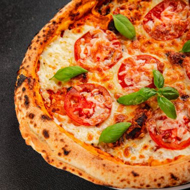 Pizza, domates, margarita, fast food, doğal ürün, lezzetli çerez, leziz gurme yemek arkaplan, masanın kırsal kesiminde fotokopi alanı.