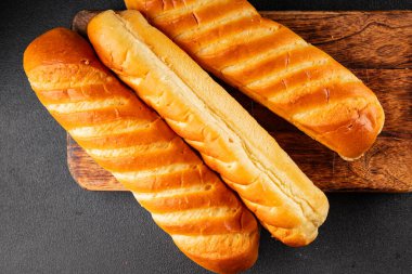 Sosisli ekmeği için taze çörek, doğal pişmiş yiyecekler, iştah açıcı, taze yemek masası, sofrada gurme yemek arka planı, kırsal yiyecekler, fotokopi alanı.