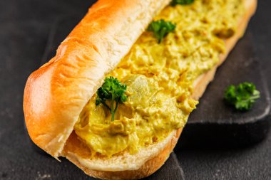 Sandviç, tavuk, körili sandviç, fast food, hazır aperatif, lezzetli gurme yemek arka planı, masa, rustik yemekler, fotokopi, uzay sandviçi.