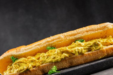 Sandviç, tavuk, körili sandviç, fast food, hazır aperatif, lezzetli gurme yemek arka planı, masa, rustik yemekler, fotokopi, uzay sandviçi.