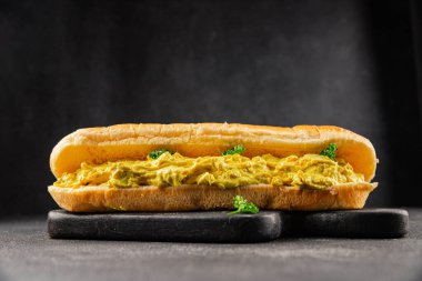 Sandviç, tavuk, körili sandviç, fast food, hazır aperatif, lezzetli gurme yemek arka planı, masa, rustik yemekler, fotokopi, uzay sandviçi.