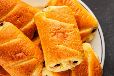 Çikolatalı çörekler, çikolatalı pastalar, tatlı tatlılar, atıştırmalıklar, leziz gurme yemekler, masanın üstünde kırsal yiyecekler, fotokopi odası.