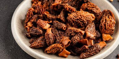 Morels mantarları doğal mantarları sağlıklı yiyecekleri aperatifleri taze lezzetli gurme yemek arka planlarını masadaki rustik yiyecekleri fotokopi alanı keto ve paleo diyeti vejetaryen ve vejetaryen yemekleri.