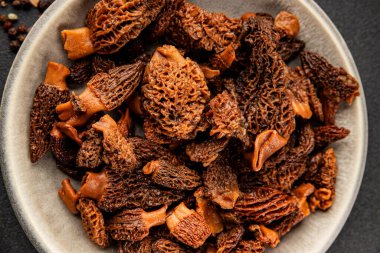 Morels mantarları doğal mantarları sağlıklı yiyecekleri aperatifleri taze lezzetli gurme yemek arka planlarını masadaki rustik yiyecekleri fotokopi alanı keto ve paleo diyeti vejetaryen ve vejetaryen yemekleri.