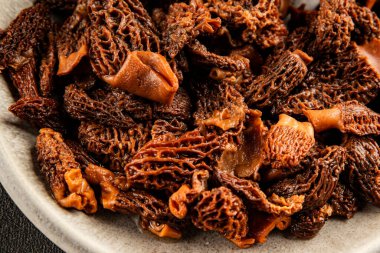 Morels mantarları doğal mantarları sağlıklı yiyecekleri aperatifleri taze lezzetli gurme yemek arka planlarını masadaki rustik yiyecekleri fotokopi alanı keto ve paleo diyeti vejetaryen ve vejetaryen yemekleri.