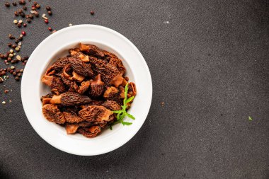 Morels mantarları doğal mantarları sağlıklı yiyecekleri aperatifleri taze lezzetli gurme yemek arka planlarını masadaki rustik yiyecekleri fotokopi alanı keto ve paleo diyeti vejetaryen ve vejetaryen yemekleri.