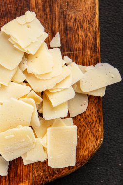 Parmesan peyniri dogal dogal saglikli yiyecek aperatifi taze leziz masa arkaplani, sofrada gurme yemek arka plani, rustik yiyecekler, fotokopi masasi.