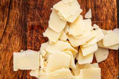 Parmesan peyniri dogal dogal saglikli yiyecek aperatifi taze leziz masa arkaplani, sofrada gurme yemek arka plani, rustik yiyecekler, fotokopi masasi.