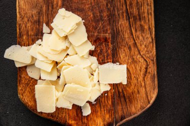 Parmesan peyniri dogal dogal saglikli yiyecek aperatifi taze leziz masa arkaplani, sofrada gurme yemek arka plani, rustik yiyecekler, fotokopi masasi.