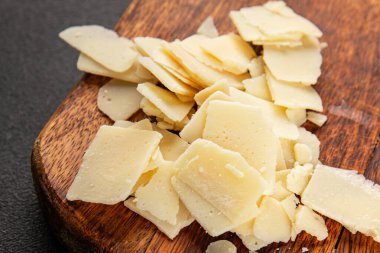 Parmesan peyniri dogal dogal saglikli yiyecek aperatifi taze leziz masa arkaplani, sofrada gurme yemek arka plani, rustik yiyecekler, fotokopi masasi.