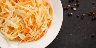 Lahana salatası lahana salatası lahana salatası doğal sağlıklı yemek aperatifi taze yemek masası sofraya gurme yemek arkaplanı koyun rustik yemekler üst görünüm fotokopi alanı vejetaryen ve vejetaryen yemekleri