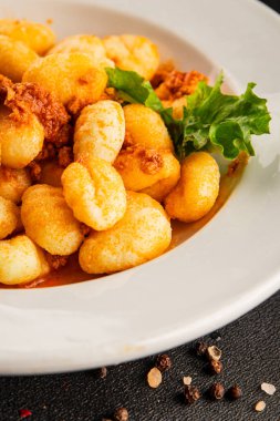 Gnocchi sosu ton balığı ana yemek ana yemek aperatifler taze lezzetli masa sofraya gurme yemek arka planı kırsal yemek üst görünüm fotokopi alanı