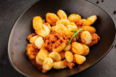 Gnocchi sosu ton balığı ana yemek ana yemek aperatifler taze lezzetli masa sofraya gurme yemek arka planı kırsal yemek üst görünüm fotokopi alanı