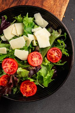 Parmesan peynirli sebze salatası domates, roka, yeşil yaprak marul sağlıklı yemek ana yemek aperatifi taze lezzetli gurme yemek arkaplanı masa rustik yemek üst görünüm uzay keto ve paleo diyet vejetaryen gıda