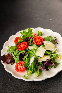 Parmesan peynirli sebze salatası domates, roka, yeşil yaprak marul sağlıklı yemek ana yemek aperatifi taze lezzetli gurme yemek arkaplanı masa rustik yemek üst görünüm uzay keto ve paleo diyet vejetaryen gıda