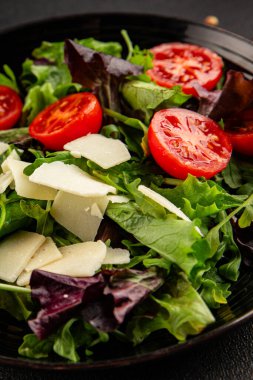 Parmesan peynirli sebze salatası domates, roka, yeşil yaprak marul sağlıklı yemek ana yemek aperatifi taze lezzetli gurme yemek arkaplanı masa rustik yemek üst görünüm uzay keto ve paleo diyet vejetaryen gıda