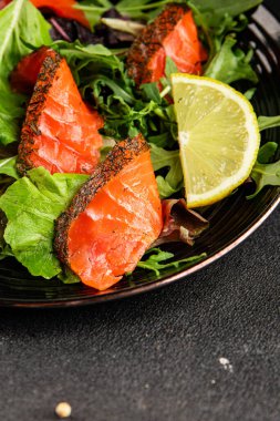 Somon salatası yeşil yaprak salatası deniz ürünleri doğal sağlıklı yemek ana yemek ana yemek aperatif taze gurme yemek arka plan masa rustik gıda üst görünüm fotokopi uzay keto ve paleo diyet vejetaryen diyet pesseeter diyet