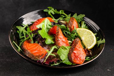 Somon salatası yeşil yaprak salatası deniz ürünleri doğal sağlıklı yemek ana yemek ana yemek aperatif taze gurme yemek arka plan masa rustik gıda üst görünüm fotokopi uzay keto ve paleo diyet vejetaryen diyet pesseeter diyet