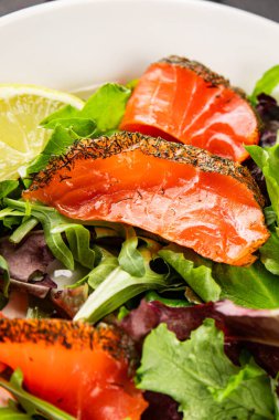 Somon salatası yeşil yaprak salatası deniz ürünleri doğal sağlıklı yemek ana yemek ana yemek aperatif taze gurme yemek arka plan masa rustik gıda üst görünüm fotokopi uzay keto ve paleo diyet vejetaryen diyet pesseeter diyet
