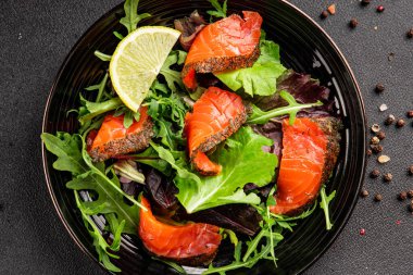 Somon salatası yeşil yaprak salatası deniz ürünleri doğal sağlıklı yemek ana yemek ana yemek aperatif taze gurme yemek arka plan masa rustik gıda üst görünüm fotokopi uzay keto ve paleo diyet vejetaryen diyet pesseeter diyet