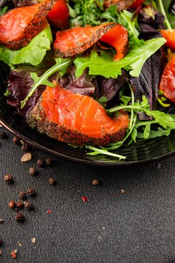 Somon salatası yeşil yaprak salatası deniz ürünleri doğal sağlıklı yemek ana yemek ana yemek aperatif taze gurme yemek arka plan masa rustik gıda üst görünüm fotokopi uzay keto ve paleo diyet vejetaryen diyet pesseeter diyet