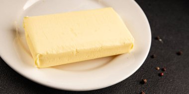 Tereyağlı süt ürünleri. Doğal sağlıklı besinler. Sofrada taze lezzetli gurmeler.