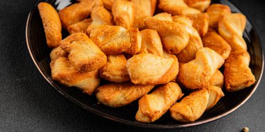 Kraker tuzlu kurabiye aperatifler doğal sağlıklı yemek aperatifler taze leziz gurmeler masadaki rustik yemekler üst görünüm uzay yiyecek arka planı.