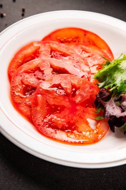 Domates salatası carpaccio dilimlenmiş sebzeler lezzetli aperatif lezzetli gurme yemek arkaplan masa üzerinde rustik gıda fotokopi alanı keto ve paleo diyet vejetaryen ve vejetaryen gıda