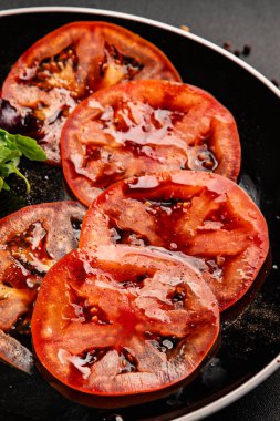 Domates salatası carpaccio dilimlenmiş sebzeler lezzetli aperatif lezzetli gurme yemek arkaplan masa üzerinde rustik gıda fotokopi alanı keto ve paleo diyet vejetaryen ve vejetaryen gıda