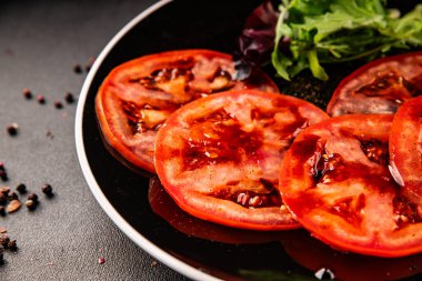 Domates salatası carpaccio dilimlenmiş sebzeler lezzetli aperatif lezzetli gurme yemek arkaplan masa üzerinde rustik gıda fotokopi alanı keto ve paleo diyet vejetaryen ve vejetaryen gıda