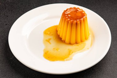 Flan tatlısı karamel pudingi tatlı tatlı tatlı krema lezzetli aperatif lezzetli gurme yemek arkaplanı masa kırsal yiyeceklerin üst görüntüsü fotokopi alanı.