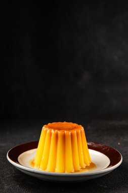 Flan tatlısı karamel pudingi tatlı tatlı tatlı krema lezzetli aperatif lezzetli gurme yemek arkaplanı masa kırsal yiyeceklerin üst görüntüsü fotokopi alanı.