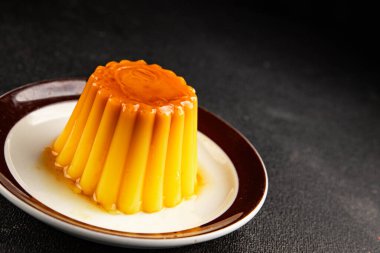 Flan tatlısı karamel pudingi tatlı tatlı tatlı krema lezzetli aperatif lezzetli gurme yemek arkaplanı masa kırsal yiyeceklerin üst görüntüsü fotokopi alanı.